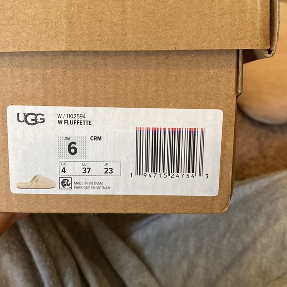 UGG women’s Fluffette slippers size 6. New in box never worn. - Picture 5 of 6